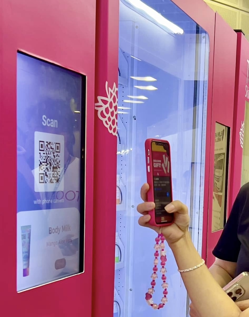 Perkd PF61 AI smart vending fridge in a high-traffic location